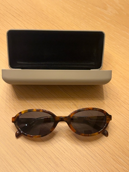 VEHLA Accessories - VEHLA June sunglasses Tortoiseshell Oval Sunglasses with Dark Lenses